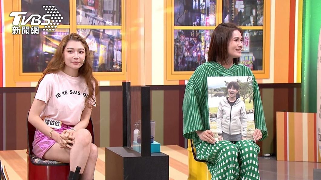 朱海君(右)秀出暴肥時的照片,圖左為陳依依。(圖/TVBS)