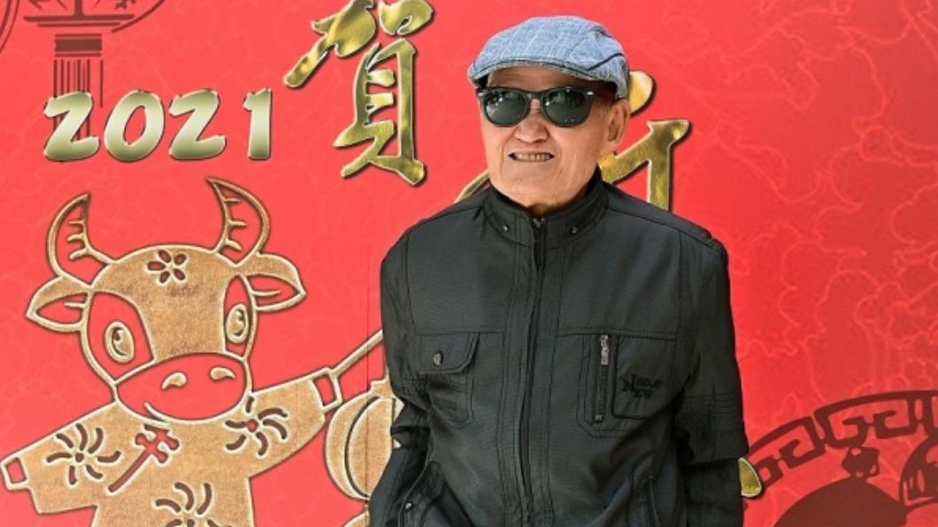 李炳輝去年受疫情影響,菜市場賣唱生意很差。(圖/台視提供)