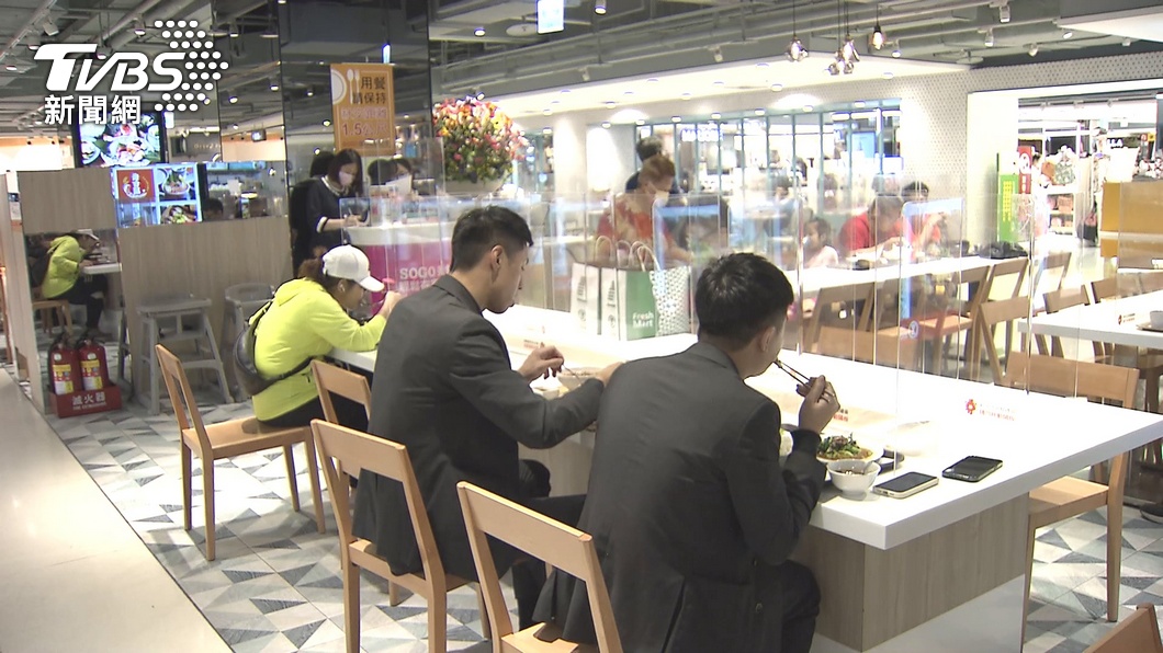 獨自用餐遭加料！女百貨美食街離席　回來見「詭異液體」反胃