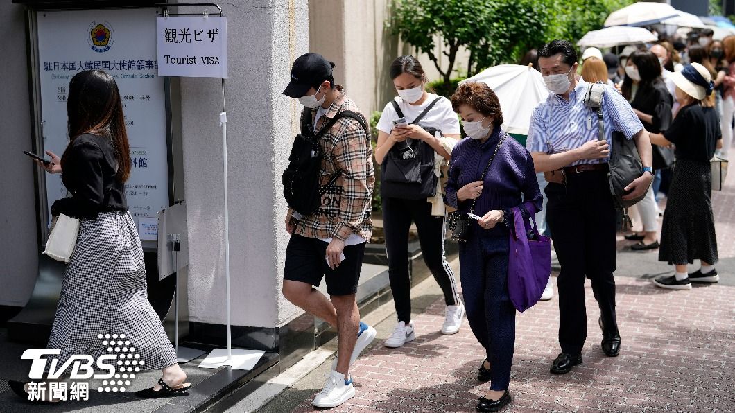韓國開放觀光簽入境 日本民眾徹夜排隊、首日現上千人龍