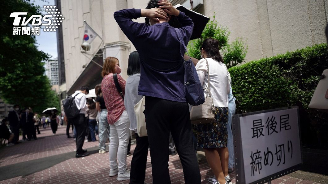 日本民眾為了申請觀光簽,在韓國大使館前排隊。(圖/達志影像美聯社)