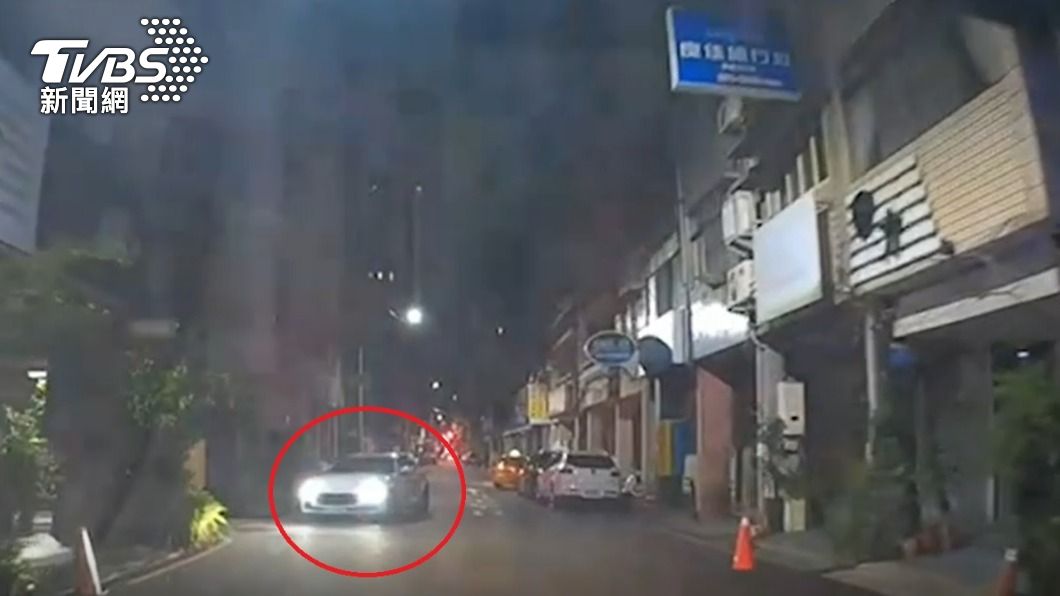 車子一路逆向遭巡邏員警攔查。（圖／TVBS）
