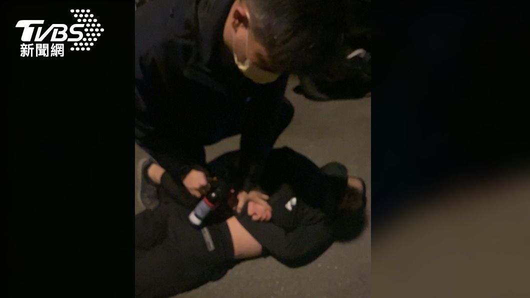 警方壓制逮捕涉嫌擄人勒贖的共犯。（圖／TVBS）