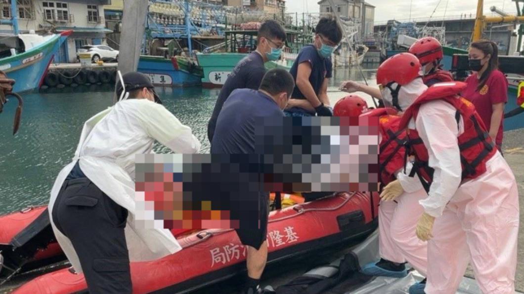 男浮屍飄上岸卡潮境公園消波塊 穿花襯衫鞋掉了僅剩白襪
