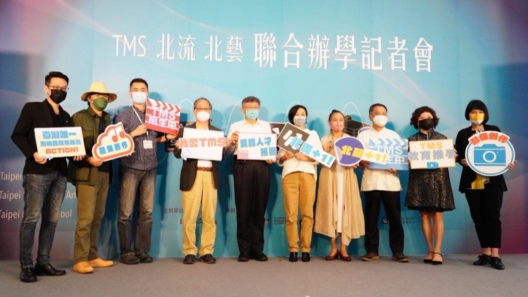 台北市長柯文哲(左五)與副市長蔡炳坤(右三)出席記者會。(圖/北市府提供)