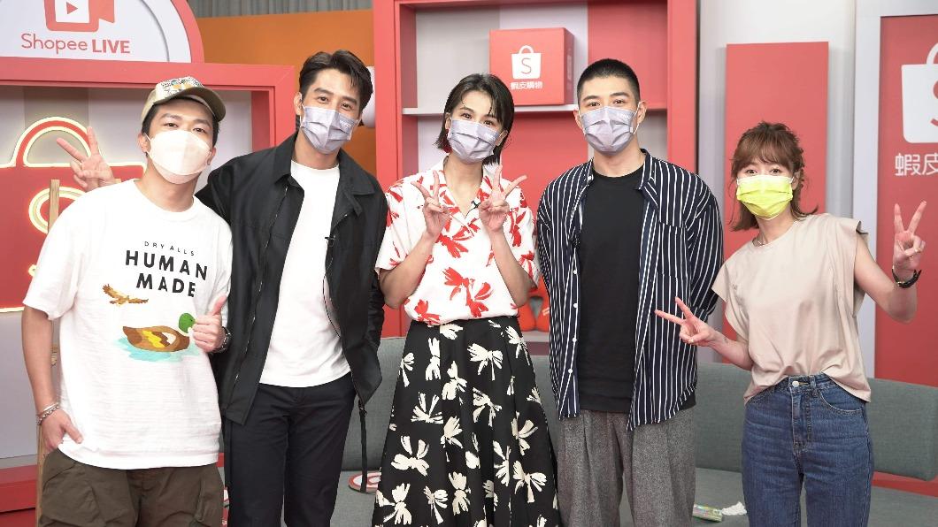 《親愛的亞當》主要演員胡宇威(左二起)、曾沛慈和吳岳擎到節目中分享拍攝過程。(圖/蝦皮直播提供)