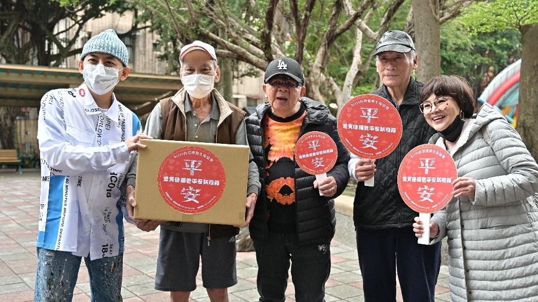 黃子佼(左)與資深藝人林松義(中)、紀寶如(右)替獨居長輩送暖。(圖/台灣優質生命協會提供)