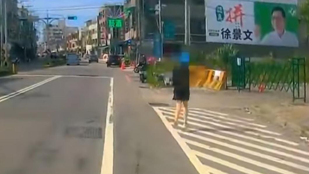 女騎士起身追車。（圖／翻攝自Wowtchout - 地圖型行車紀錄器分享平台）