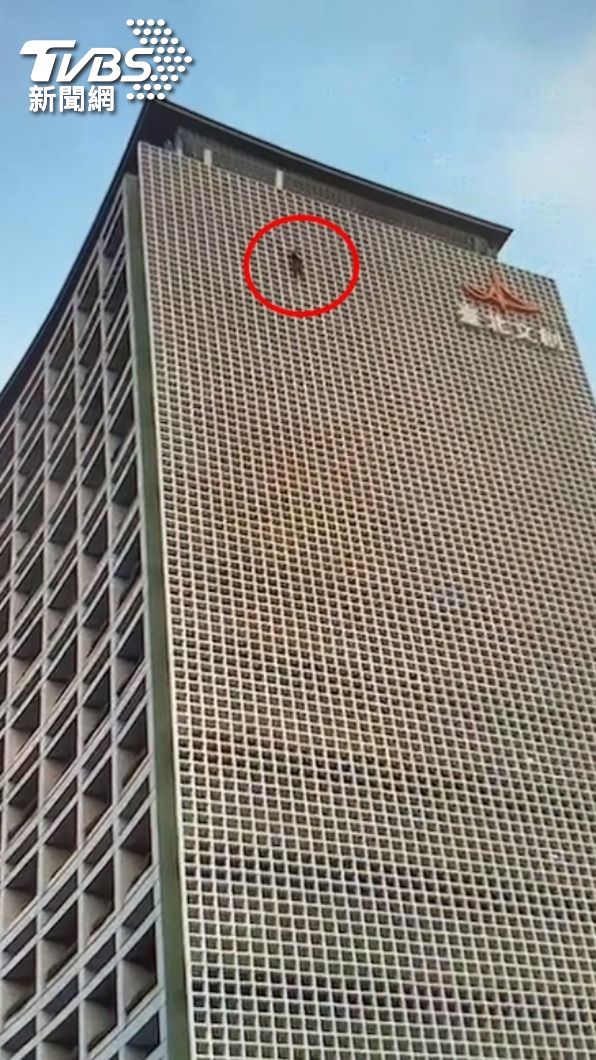 建築物外觀有許多格狀設計。（圖／TVBS）