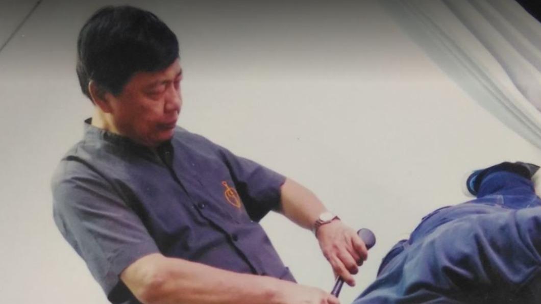 潘文雄師傅事後遭檢舉,並未合法持有醫師執照。(圖/翻攝自潘老師刀療整骨工作室 臉書)