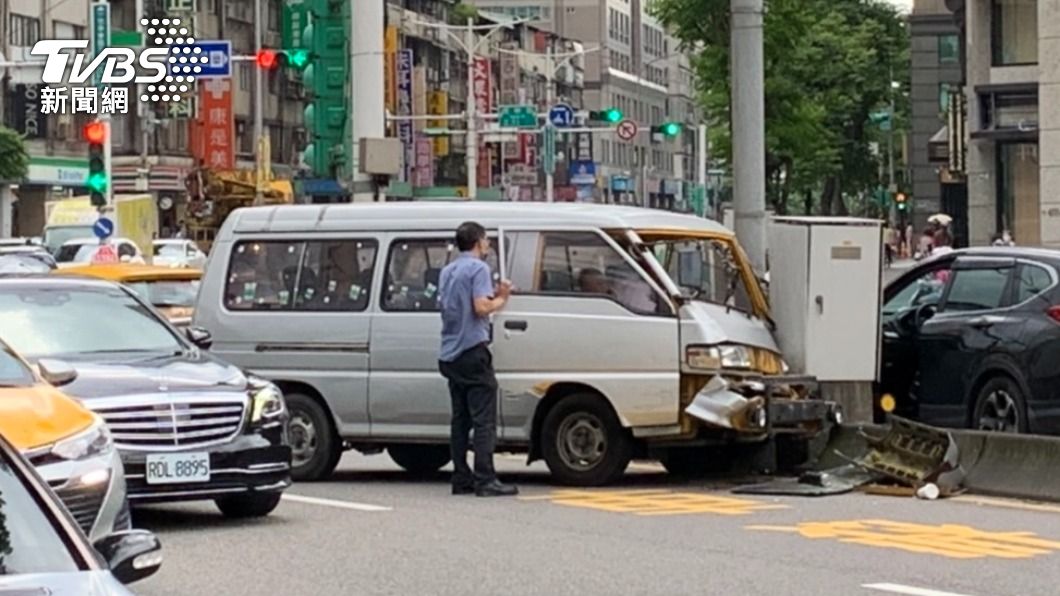 前車減速未注意！駕駛急閃自撞電箱　車門變形一度受困