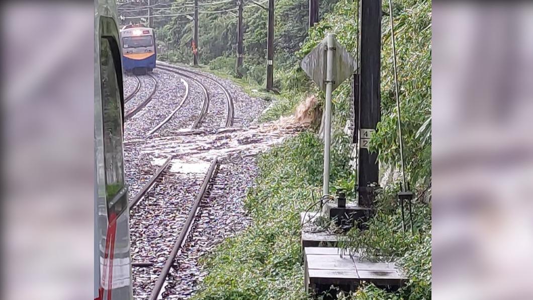 強降雨!泥水滾滾而來 台鐵宜蘭段積水、雙向不通