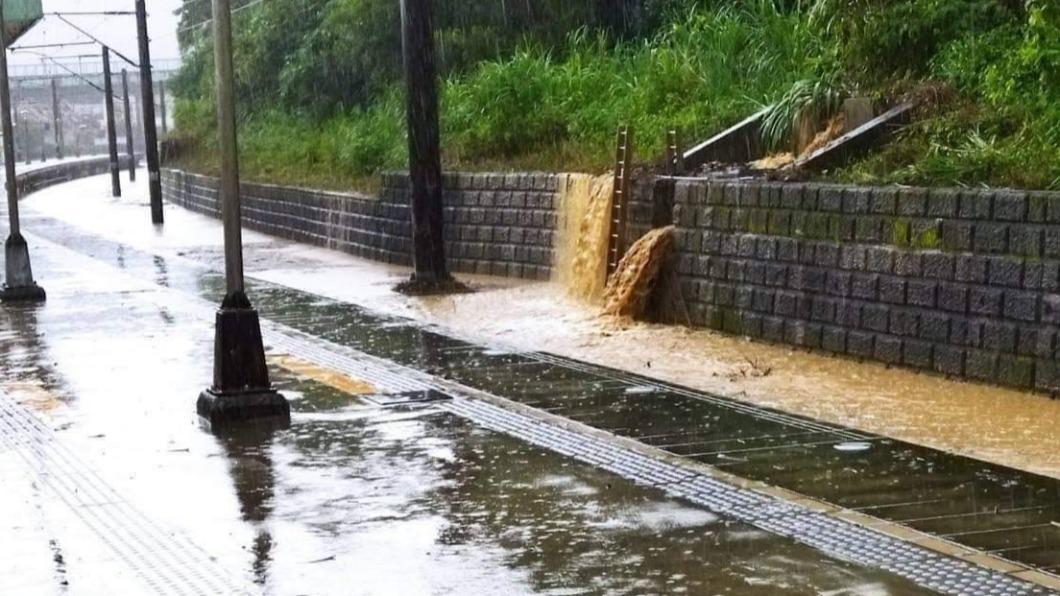 宜蘭午後對流雲系發展旺盛，有強降雨，造成台鐵路線積水淹過軌面。（圖／翻攝記者爆料王）