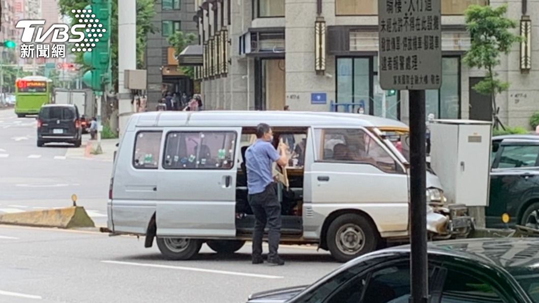 駕駛未注意車前狀況,閃車自撞。(圖/TVBS)