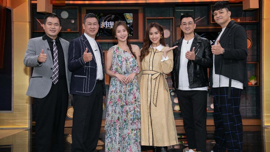 《料理之王3》由吳姍儒(右三)擔任主持人,搭配上4位專業主廚一同講評。(圖/東森提供)