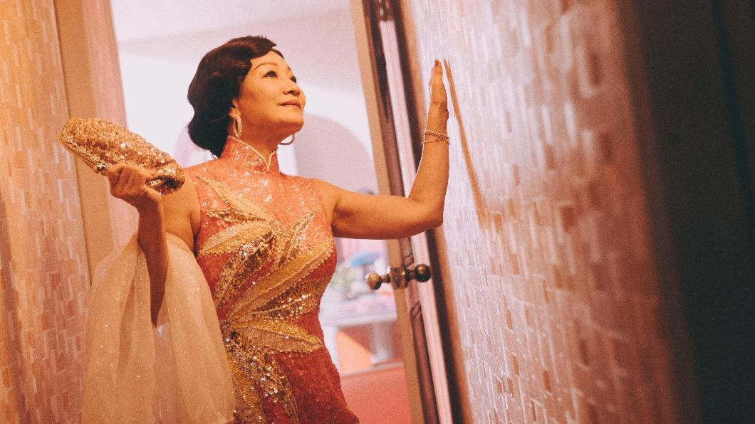 比莉在新劇《媽,別鬧了!》中演出一位腦洞大開的媽媽玫玫。(圖/Netflix提供)