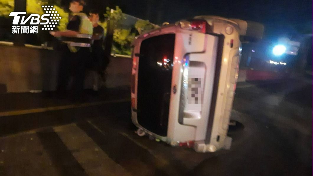 車輛直接打滑翻覆。(圖/TVBS)