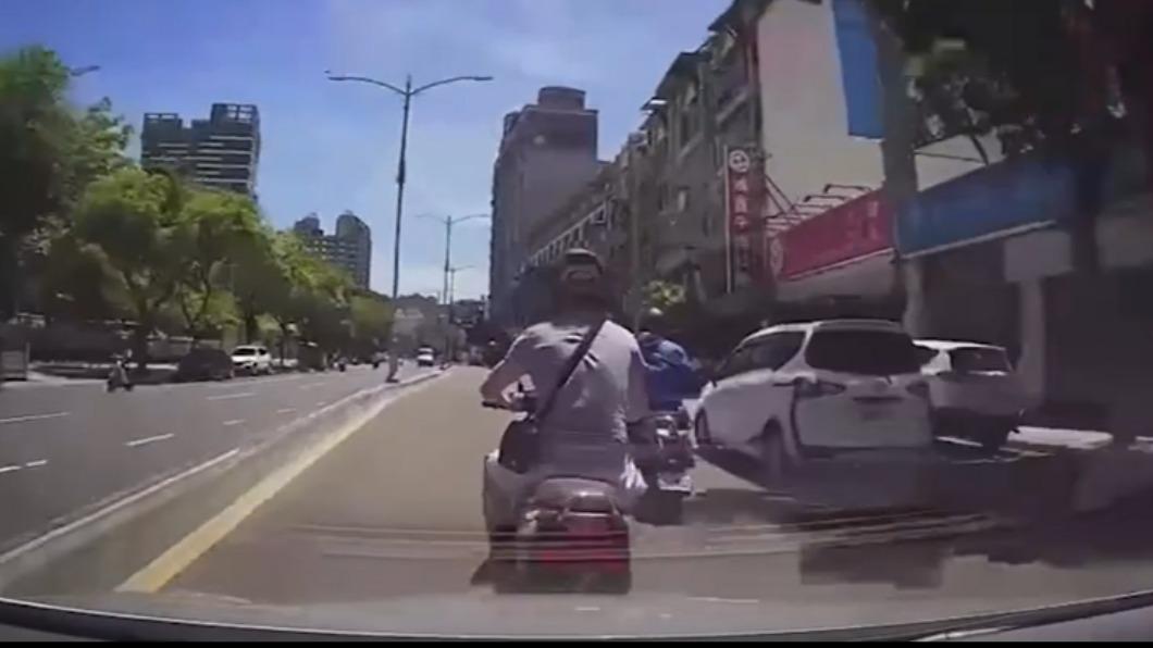 騎士疑似要超車，無預警外切。（圖／翻攝自社會事群組）