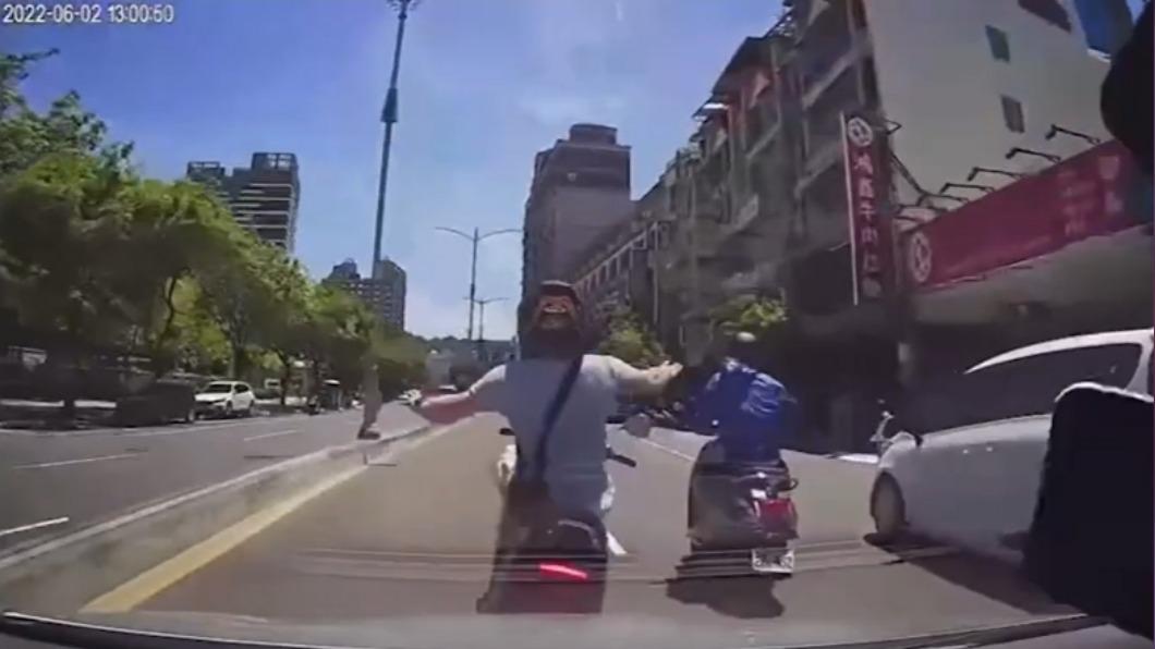 楊男來不及煞車追撞。（圖／翻攝自社會事群組）