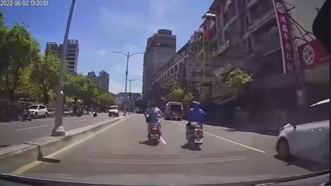 騎士回穩，一口氣連超兩台車。（圖／翻攝自社會事群組）