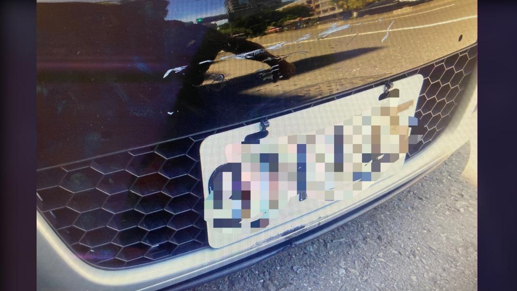 轎車保險桿擦傷。（圖／翻攝自社會事群組）