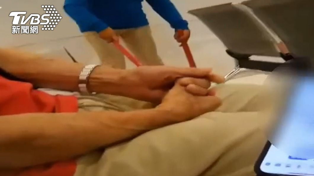 警員到場後查看老翁與陌生女子的對話紀錄，一眼識破是詐騙手法。（圖／TVBS）