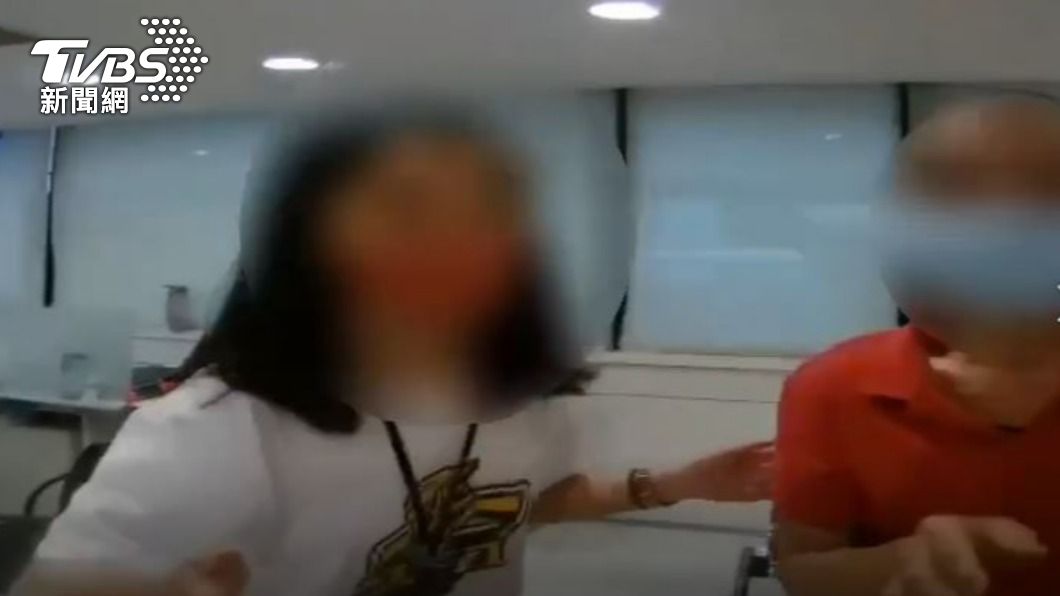 機警的行員發現老翁疑似遇到詐騙集團，連忙通報警方到場。（圖／TVBS）