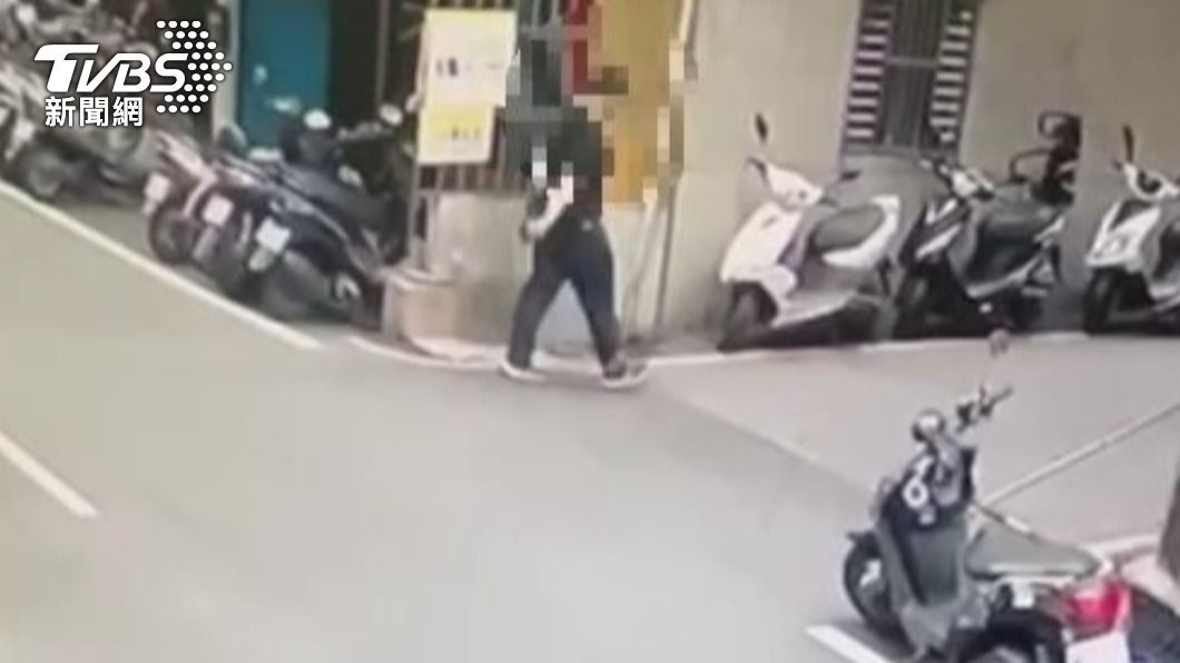 嫌犯離職後前往公司宿舍,找男子談判。(圖/TVBS)