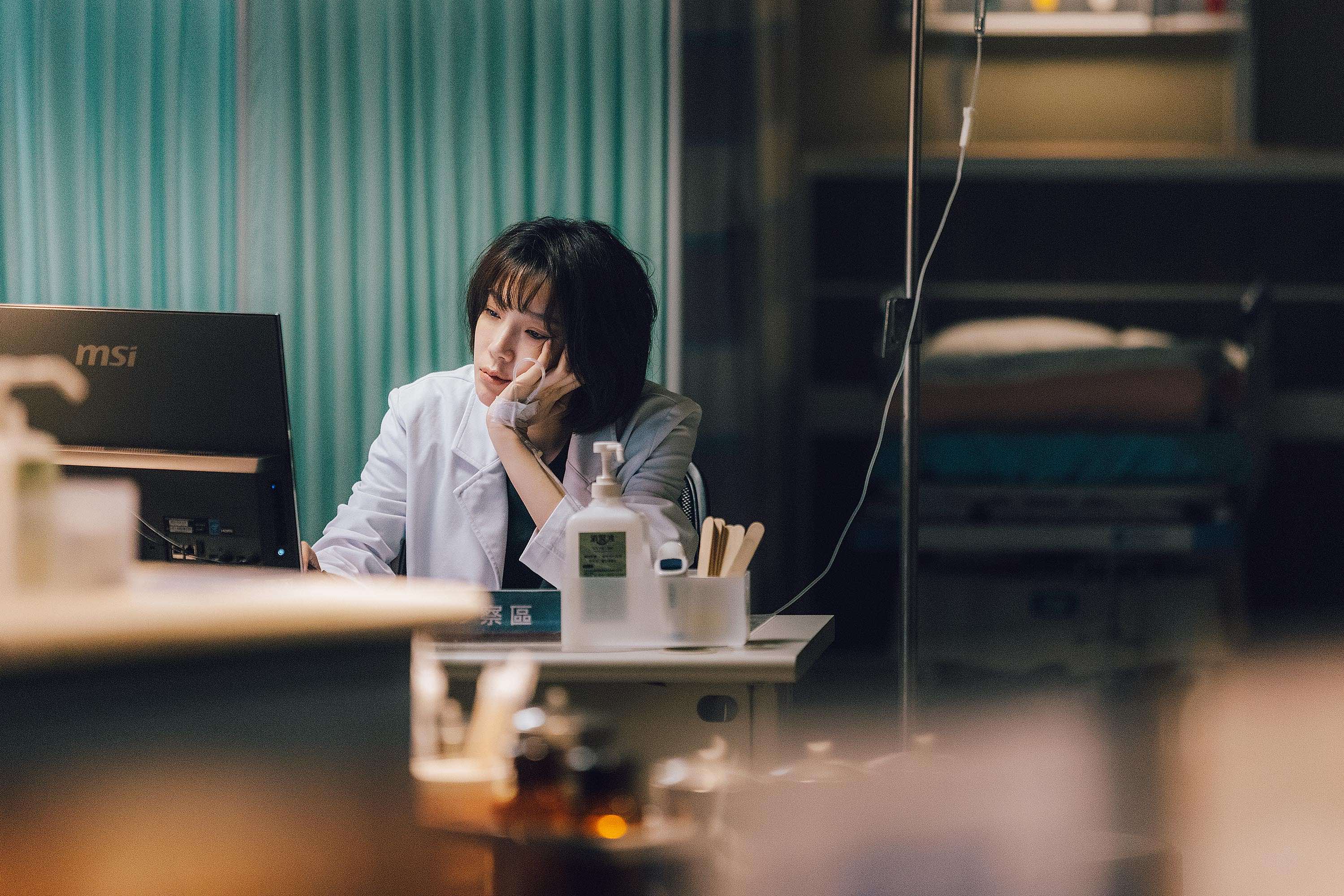 蔡淑臻劇中打點滴上班引起許多醫護共鳴。(圖/公共電視提供)