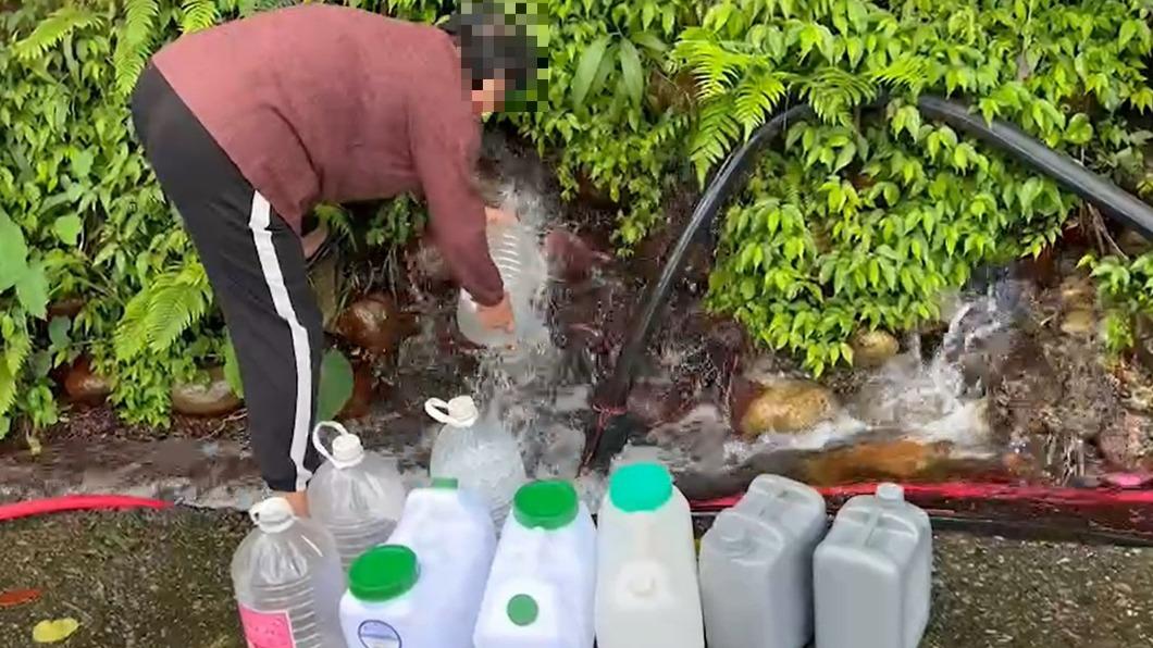 小貨車載水!車潮湧谷關 民眾提水桶上八仙山取午時水