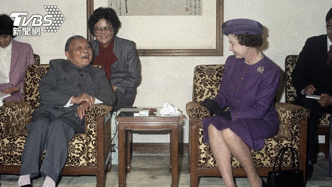 伊莉莎白二世拜訪大陸時,與鄧小平會面。(圖/達志影像美聯社)