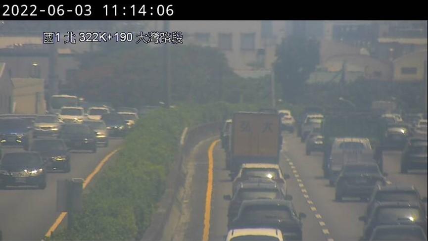 國1北向321.7公里處發生4輛小客車追撞事故。(圖/高公局提供)