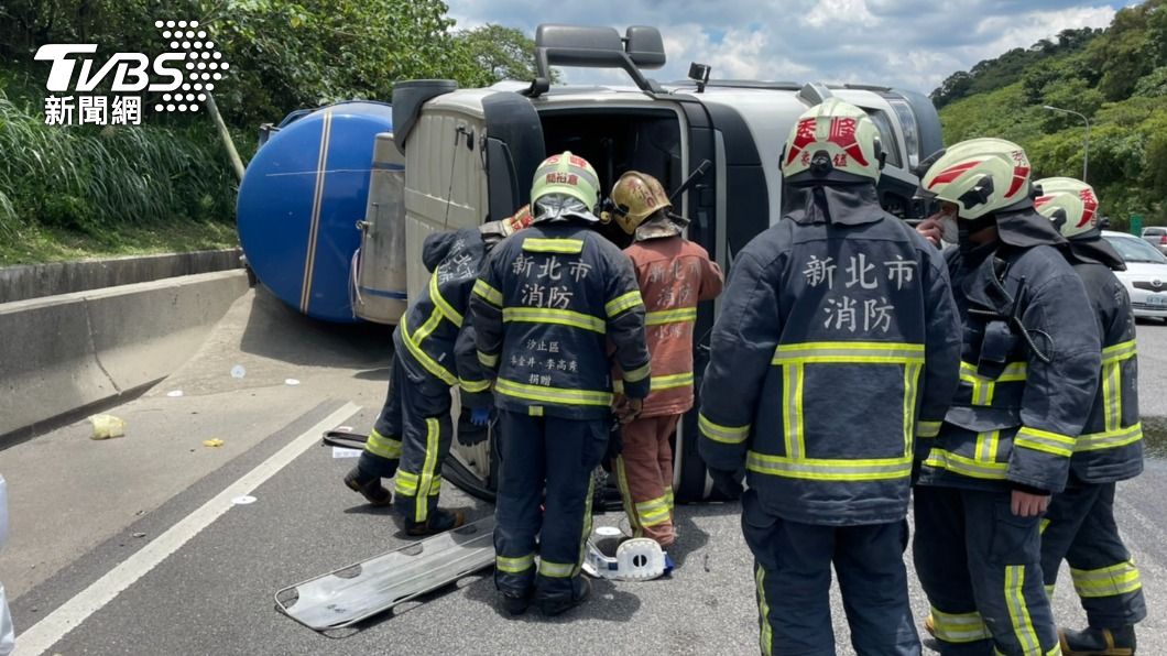 警消趕抵現場救援。(圖/TVBS)