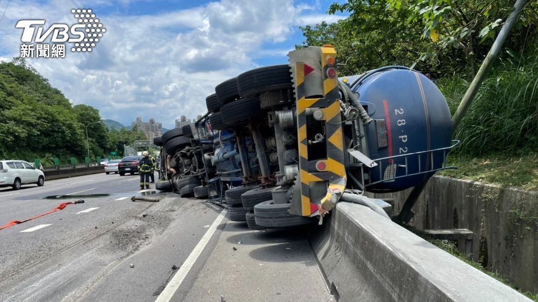 端午連假國道三號南下車禍！水泥車翻覆佔車道　駕駛一度受困