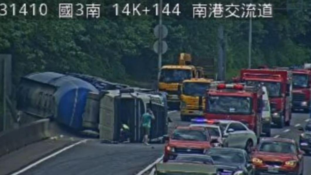 駕駛一度受困車內。(圖/翻攝自國道即時路況)