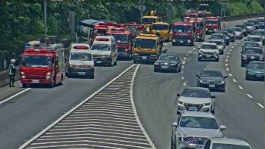 車禍造成車流回堵。(圖/翻攝自國道即時路況)