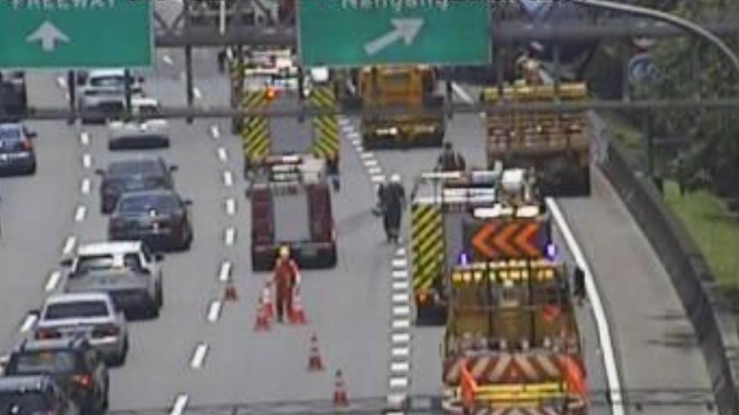員警出動事故處理小組到場。(圖/翻攝自國道即時路況)