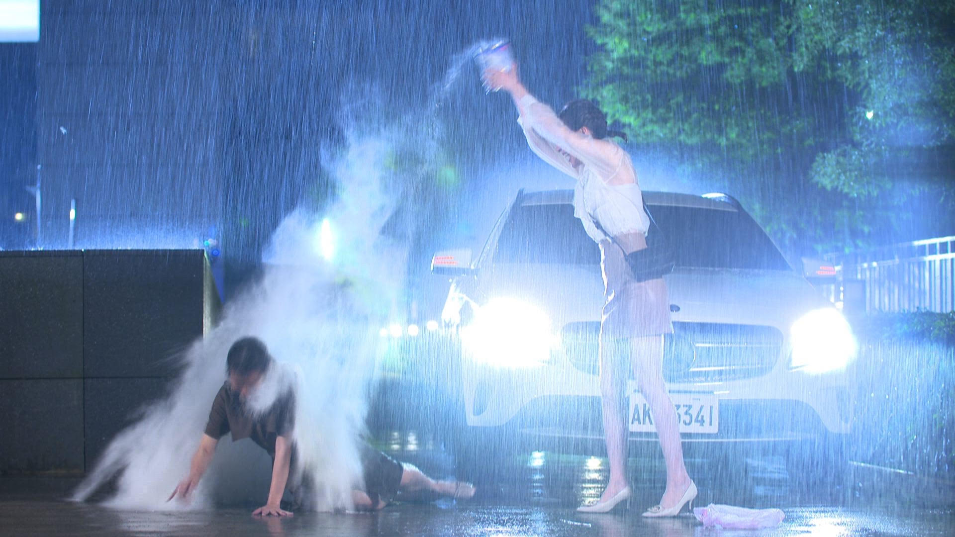 雨中吵架倒一整桶奶粉! 羅巧倫耍狠黏住林雨宣頭髮