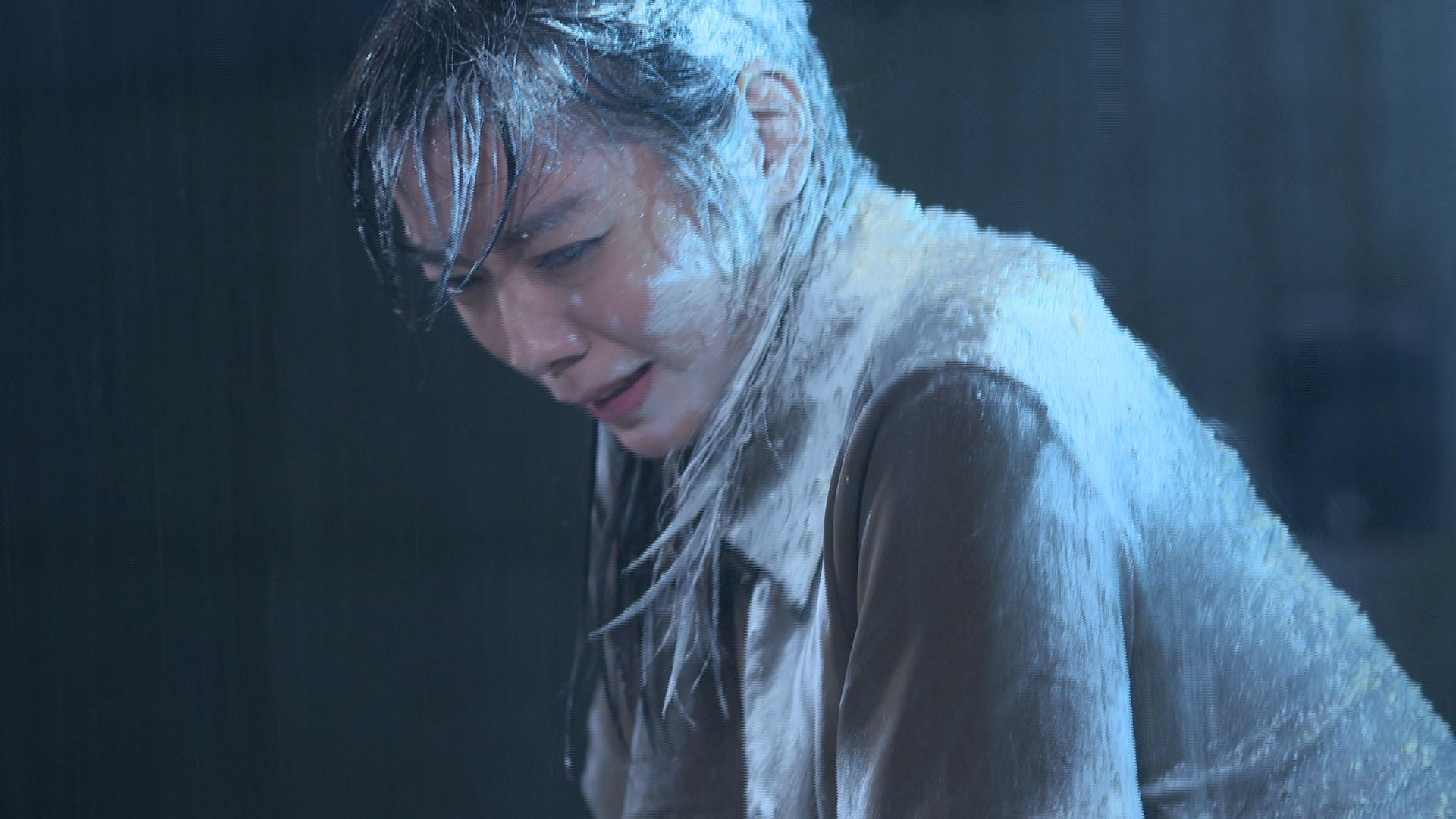 林雨宣苦中作樂,在現場捏起水餃皮。(圖/民視提供)