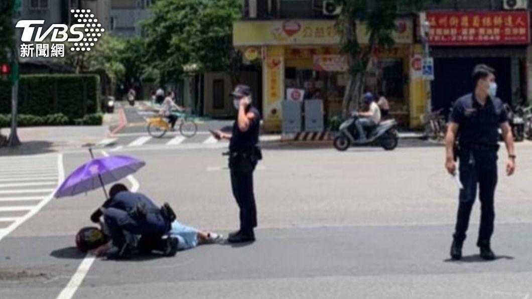 怕妳燙、怕妳熱!女騎士彈飛重摔趴地 警急幫撐傘、墊外套