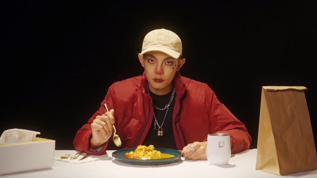爆哥在首支單曲〈咖哩爆飯〉MV化小丑妝，4分鐘嗑完一盤咖哩飯。（圖／唯有音樂提供）