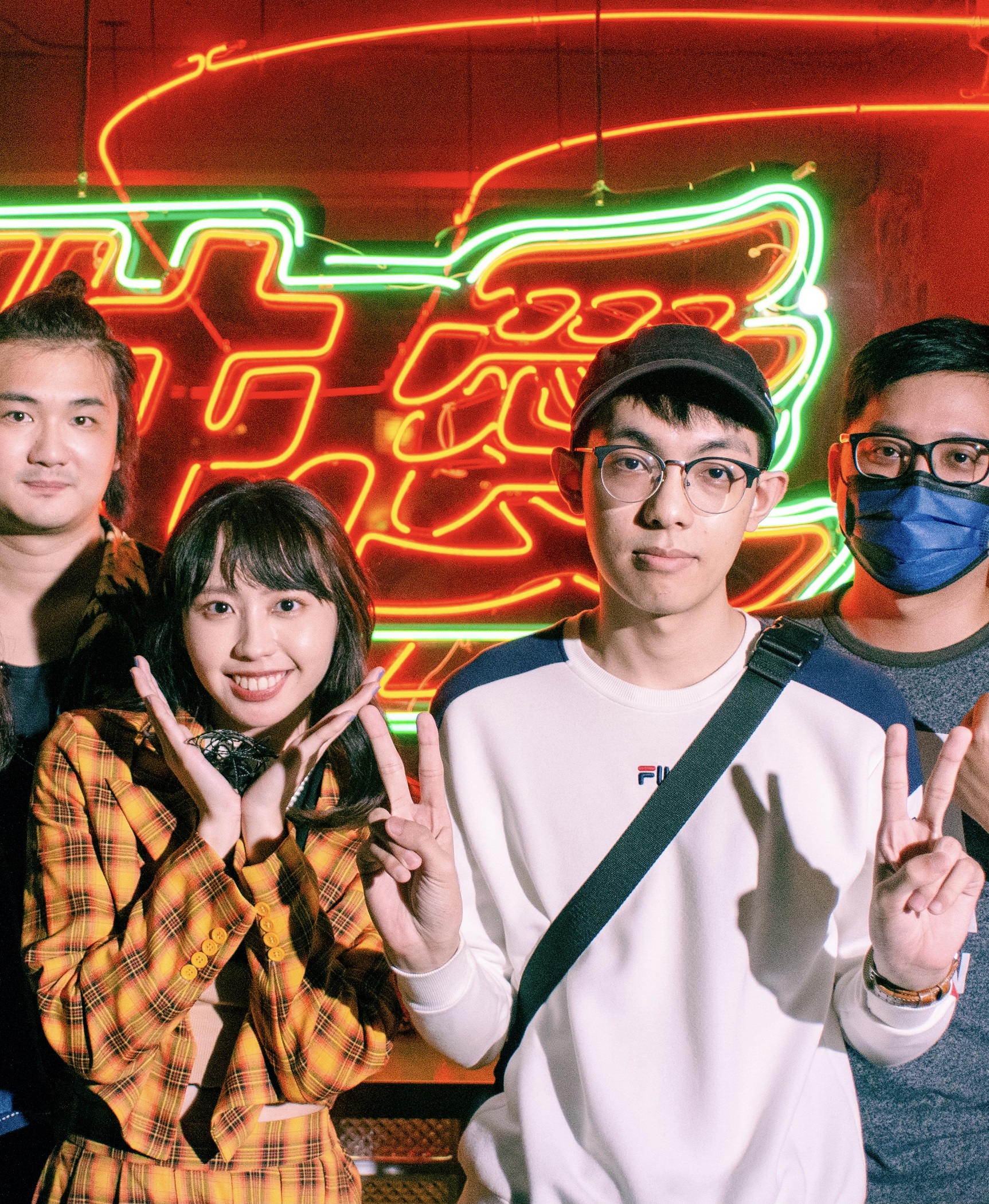 爆哥去年受邀出席李芷婷線上演唱會,左右兩旁為製作老師。(圖/KKBOX提供)