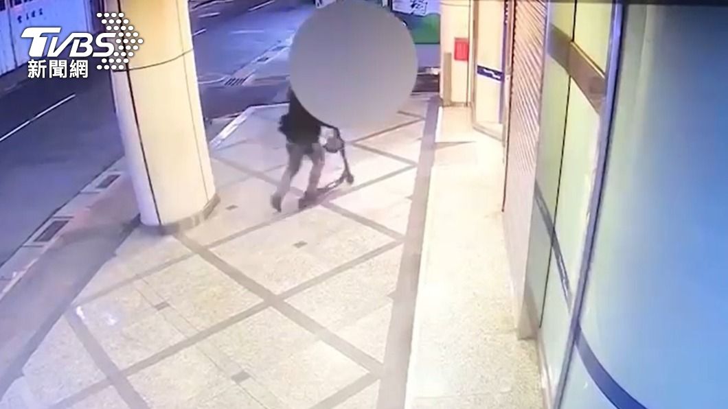 警方調閱監視器發現，顏姓車手利用電動滑板車當作代步工具。（圖／TVBS）