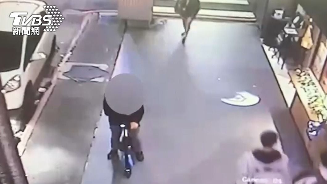 警方查出顏姓車手利用電動滑板車代步，短時間到多個銀行提領贓款。（圖／TVBS）