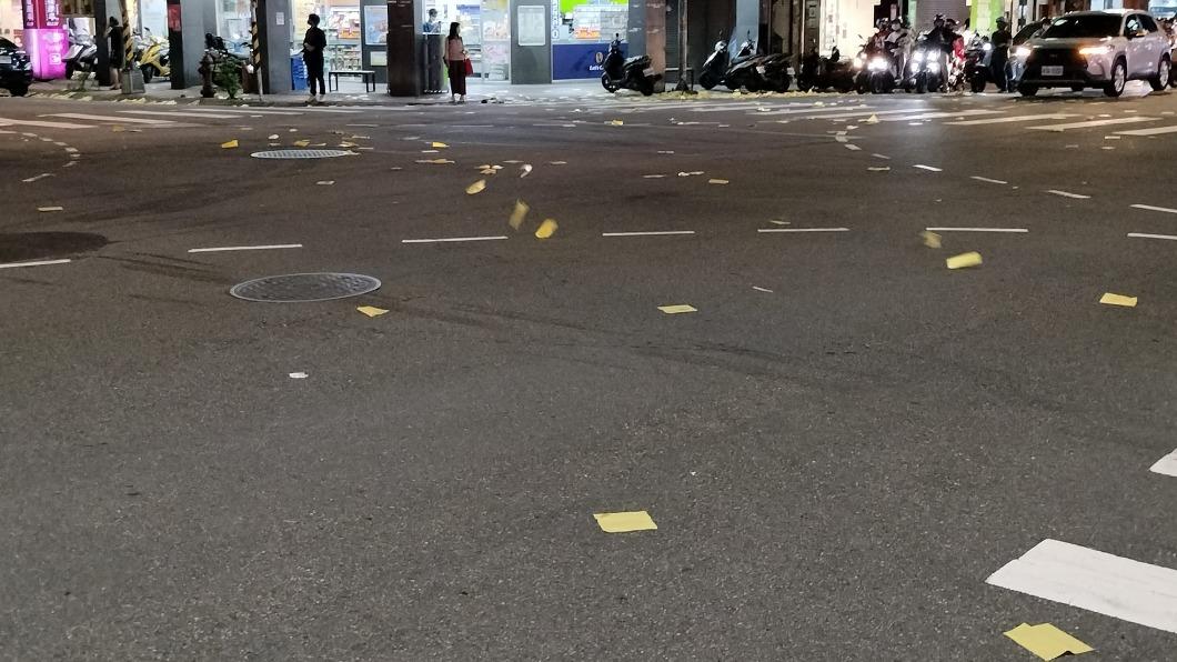 警方初步了解,為車輛貨物掉落遭後車輾壓所導致。(圖/翻攝自我是永和人 臉書)