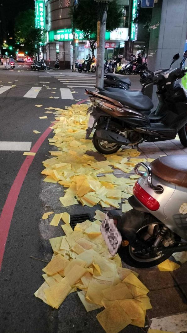 滿地都是摺紙蓮花用的往生錢。(圖/翻攝自我是永和人 臉書)