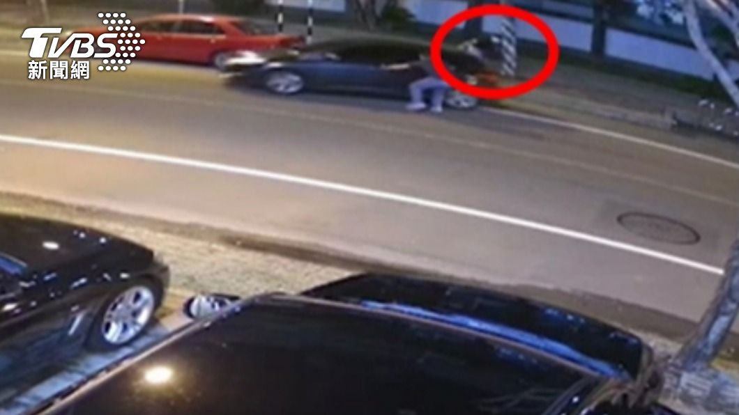 毒蟲鎖車門逃逸!小隊長破窗被拖倒 連轟2槍死巷逮人