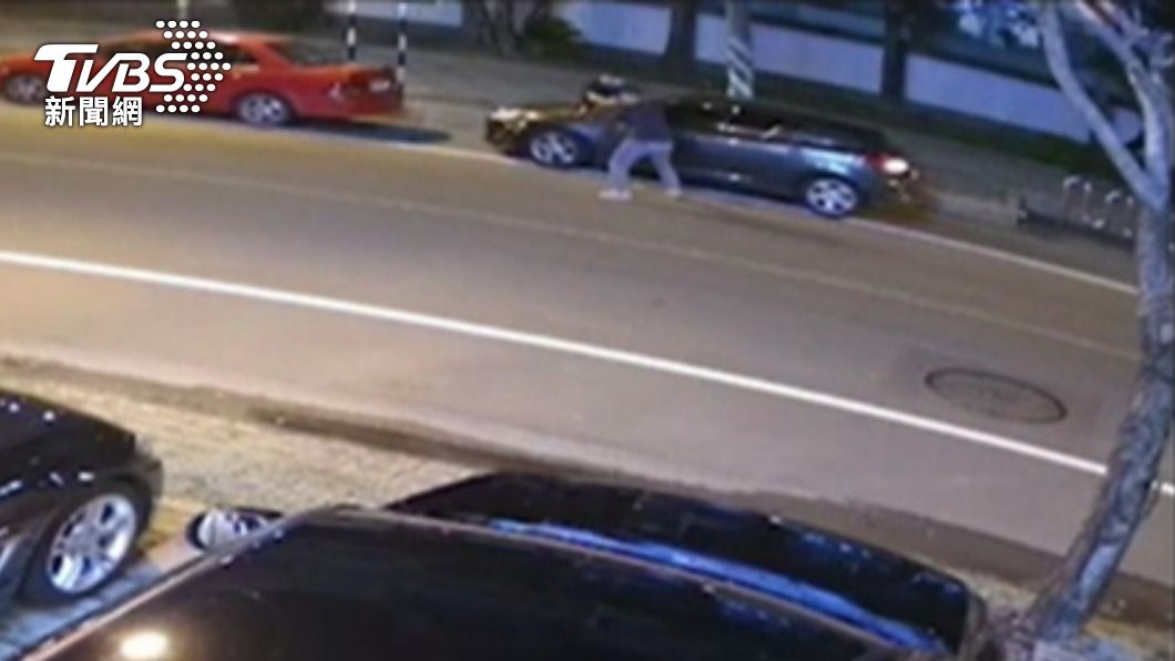 警方趁潘嫌友人下車上前逮人。(圖/TVBS)