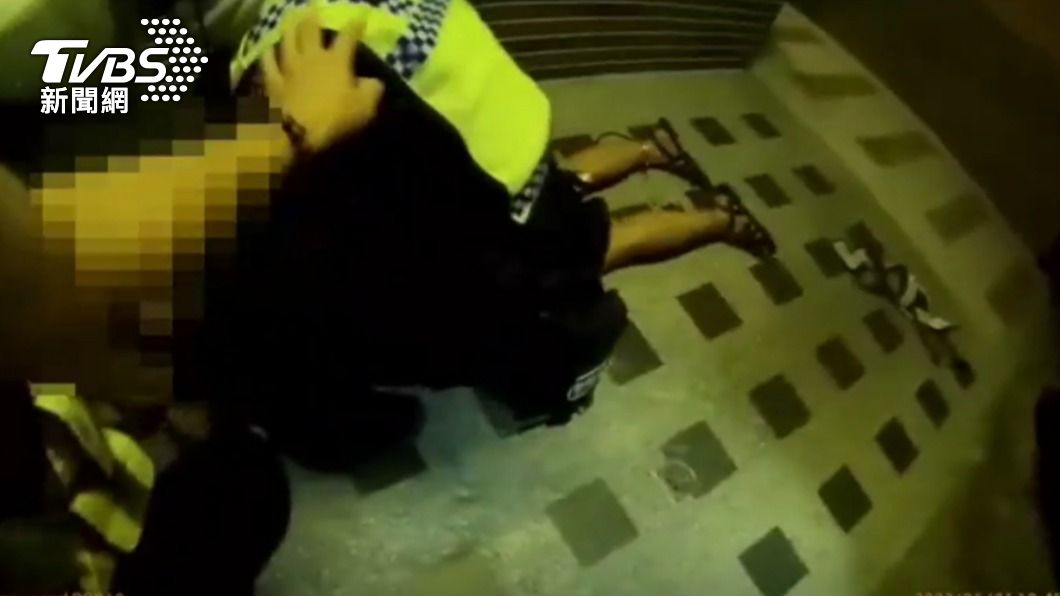 逃到死巷被員警上銬壓制。(圖/TVBS)