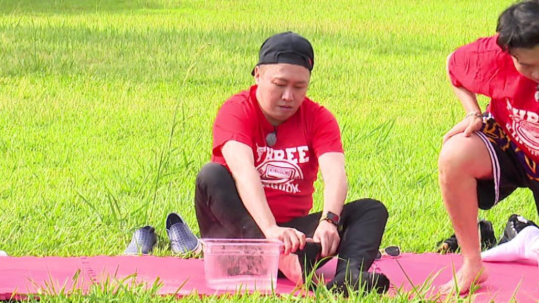 趙正平為了贏不惜忍耐熱水的燙感。(圖/台視提供)